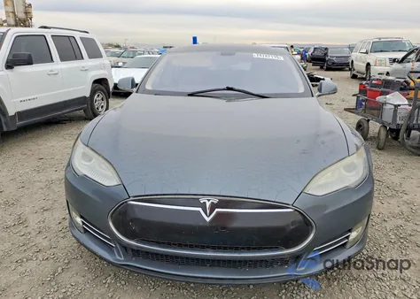 2013 Tesla Model S z USA, uszkodzony, nr VIN 5YJSA1DP6DFP07422